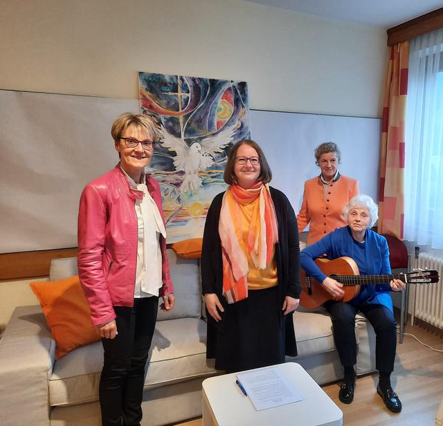 GRÖBMING. Ökumenisch gestalteten aus dem Oberen Ennstal die evangelische Pfarrerin Waltraud Mitteregger und die katholische Seelsorgerin Elisabeth Rexeis die Gabe der Erkenntnis. „Meine Hoffnung und meine Freude“ wurde dazu, begleitet von Eva Lanz (Gitarre) und Theresia Putz gesungen. | Foto: Rexeis