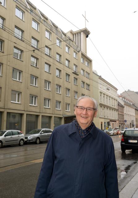 Rektor Univ.-Prof. Dr. Josef Weismayer vor dem Stephanushauses.