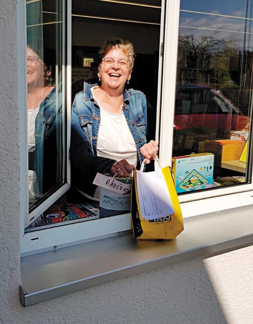 In Fußach gab's das „Fensterln“, bei dem die Bücher durch das Fenster der Bibliothek gereicht wurden. | Foto: Bücherei &amp; Spielothek Fußach
