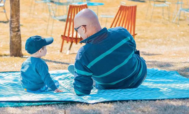 Es scheint tatsächlich so, dass Männer heute eine Menge Mut brauchen, um ihre Rolle als Vater ausfüllen zu können. Mut, sich nicht wegdrängen zu lassen, selbstbewusst neben der Mutter ihr Vater-Sein zu leben und sich auf die Gefühle, die dieses Vater-Werden und Vater-Sein in ihnen auslöst, auch einzulassen.  | Foto: Pixabay
