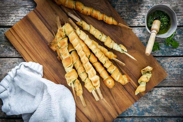 Stockbrot mit Pesto.