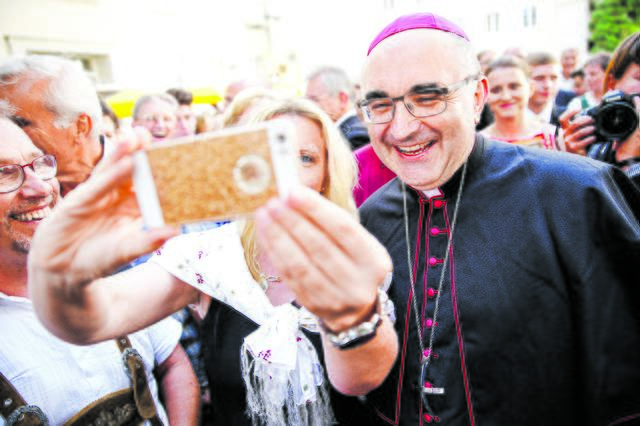 Ein Selfie mit dem Bischof findet sich bestimmt schon in vielen Fotoalben.