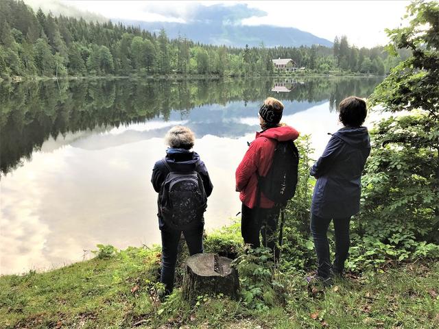 Am Ufer des Ödensees im Salzkammergut feierten über 100 Gläubige die Laudes.