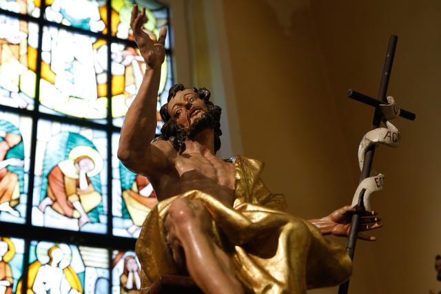 Statue Johannes des Täufers beim Taufort in der südoststeirischen Pfarrkirche Wolfsberg im Schwarzautale.
