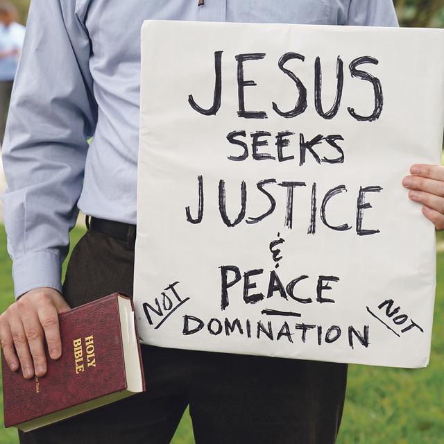 In den USA finden derzeit massive Proteste statt gegen den Bibel-Auftritt von US-Präsident Donald Trump und gegen den gewaltsamen Tod des Afroamerikaners George Floyd.    | Foto: Reuters