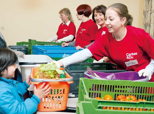 Mit dem Caritas-Projekt Le+O - Lebensmittel &amp; Orientierung - hilft die Caritas konkret Bedürftigen mit Lebensmitteln. Ein Bild aus Vor-Coronazeiten aus der Pfarre Maria Lourdes. | Foto: Pfarre