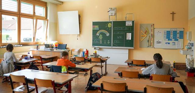 „Auch wenn das Abstandhalten und andere Regeln sicher nicht ganz einfach sind, ist diese – teilweise – Rückkehr in die Schule, sicher positiv", sagt Christiane Spiel: „Das Lernen wird wieder mehr strukturiert und gleichzeitig sind sie auch wieder mehr mit ihren Schulfreundinnen und - freunden beisammen.