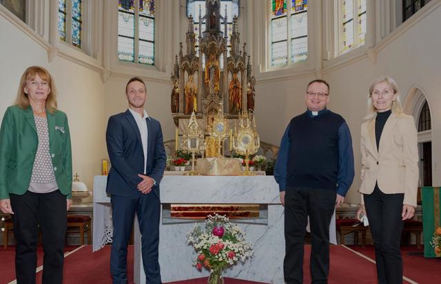 Übergabe der drei Monstranzen in der Pfarrkirche St. Severin: Vertreter/innen des Innenministeriums, der Polizei, der Pfarre und der Erzdiözese Wien.