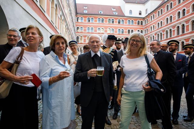 Bei der Agape im Hof des Priesterseminars war Gelegenheit für Begegnung und herzliche Gratulation. | Foto: Gerd Neuhold - Sonntagsblatt für Steiermark