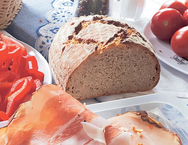 Das Brotgeschenk, von Maria Auer auf den weiteren Weg mitgegeben, steht symbolisch für die Gastfreundschaft an etlichen Wegstationen.