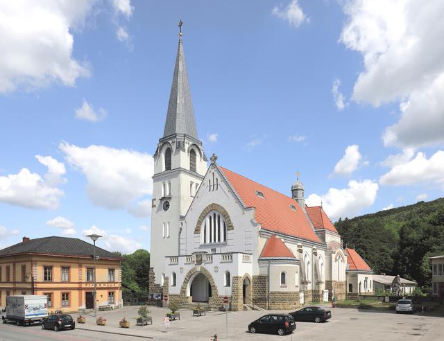 In nur zweijähriger Bauzeit wurde die wohl schönste Jugendstilkirche in Niederösterreich nach Plänen der Architekten August Rehak und Max Hegele errichtete. Sie besticht durch ihre architektonische Klarheit. | Foto: Bewag_CC