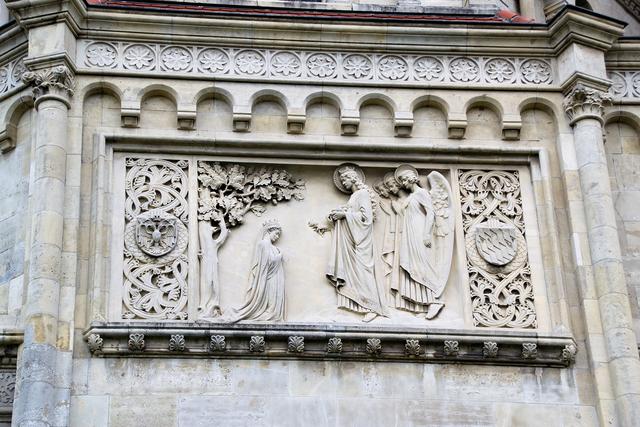 An der Außenfassade zeigt ein Relief die Heilige Elisabeth von Thüringen, die der vor ihr knienden Kaiserin eine Rose überreicht. | Foto: Wolfgang Linhart