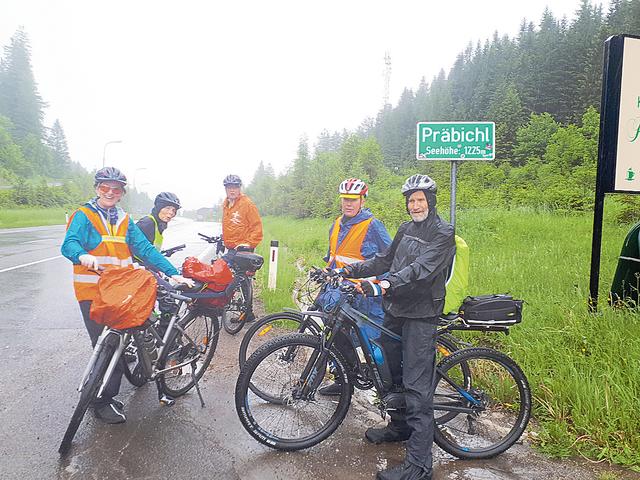 Mit guter Ausrüstung übersteht man auch einen Regentag ohne größere Probleme. Hier freuen wir uns, den 
Präbichl erreicht zu haben. | Foto: privat