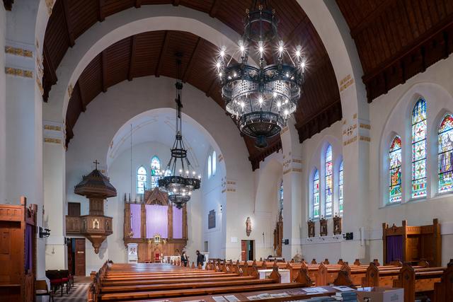 Blick in die mächtige Hallenkirche mit ihren zahlreichen Jugendstilelementen. Allerdings wurde die von den Architekten geplante secessionistische Einrichtung nur teilweise umgesetzt. Heute befindet sich hier ein holzgeschnitzter neugotischer Hochaltar, den der damalige Pfarrer Franz North aus eigener Tasche bezahlte, damit, wie in der Pfarrchronik von ihm zu lesen ist, „die Engel nicht wie Fledermäuse aussehen“.
 | Foto: Thomas Ledl_CC