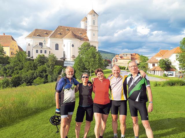 Die Basilika am Weizberg war das Ziel der achttägigen Radwallfahrt – von links: Hans Sindlhofer, Monika Pichler, Gaby Bäckenberger, Toni Herk-Pickl, Thomas Bäckenberger).