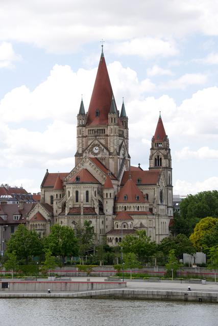 Unmittelbar an der Donau wurde vor rund 120 Jahren der Grundstein zur wuchtigen Kaiserjubiläumskirche gesetzt. - In den Sand des Donauufers, was heute noch am welligen Kirchenboden erkennbar ist.   | Foto: Wolfgang Linhart