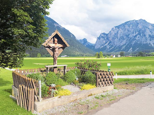 Das Wegkreuz in Tragöß mit Blick Richtung Grüner See lädt ein, den Weg, die Fahrt, den Alltag für ein Gebet zu unterbrechen. | Foto: privat