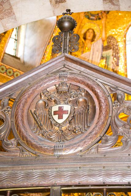 Noch heute ziert das Wappen des Roten Kreuzes im Doppeladler das Gittertor zur Kapelle. Aber irgendwie hat man den Eindruck, als wenn auch das Rote Kreuz selbst auf "seine Kapelle" vergessen hätte. | Foto: Wolfgang Linhart