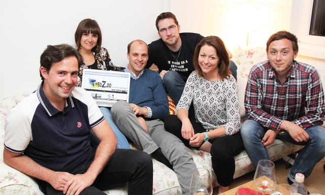 Das TheoZoo-Team arbeitet in seiner Freizeit an theologischen Kurzvideos. Im Bild v. l.: Reinhard Stiksel, Elisabeth Luckabauer, Lukas Schwingenschuh, H. Patrick Schützenhofer CRSA, Stefanie und Franz Greisberger.