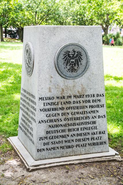 Mexiko war im März 1938 das einzige Land, das vor dem Völkerbund gegen den Anschluss Österreichs an das Deutsche Reich protestierte. Deshalb wurde dem Platz neben der Reichsbrücke, die zu Zeiten des Kaiserreiches noch "Kronprinz-Rudolf-Brücke" hieß, der Name verliehen. | Foto: Wolfgang Linhart