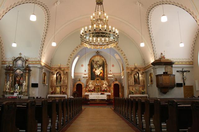 Bei der Renovierung des Kirchenraumes der Weinviertler Pfarrkirche Enzersfeld im Jahre 2016 staunten die Gläubigen nicht schlecht, als unter den 1959 übermalten Wänden die aus dem Jahr 1909 stammenden Jugendstilgir­landen sichtbar wurden.  | Foto: Pfarre