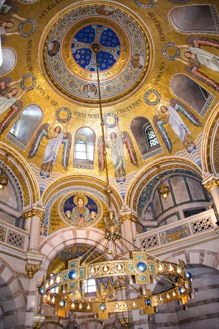 Die Elisabethkapelle ist ein Gesamtkunstwerk. Hier ist wirklich fast alles Gold, was glänzt. Eine Spenden­sammlung des Roten Kreuzes in den Ländern der Habsburger-Monarchie erbrachte damals die unglaubliche Summe von mehr als 348.000 Kronen. So konnte die Kapelle statt mit Fresken mit Mosaikbildern geschmückt und die Wandverkleidung statt in Stuck in Marmor ausgeführt werden.  | Foto: Wolfgang Linhart
