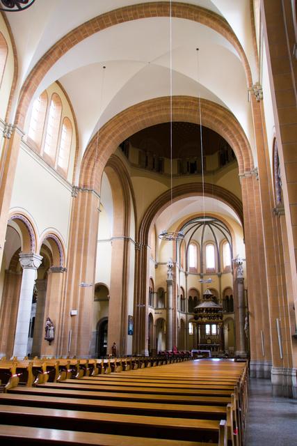 Blick ins Innere der eher schmucklosen Kaiserjubiläumskirche in Wien 2 (Pfarre Donaustadt). Der gleichnamige Wiener Gemeindebezirk liegt auf dem anderen Donauufer. | Foto: Wolfgang Linhart