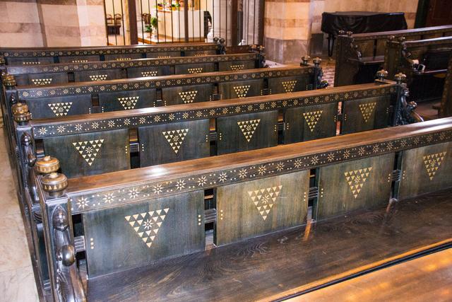 Die mit Intarsien reich verzierten Sitzbänke der Kapelle | Foto: Wolfgang Linhart