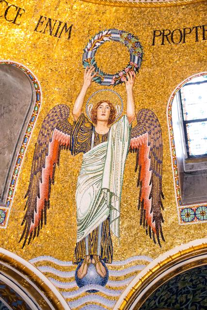 Einer der zahlreichen Mosaikengel, die in der Kuppel jeweils einen Lorbeerkranz halten. | Foto: Wolfgang Linhart