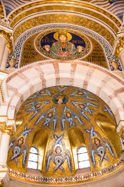 Blick in den Altarraum der mit Cherubinen geschmückt ist - in der Mitte die Hand Gottes. | Foto: Wolfgang Linhart