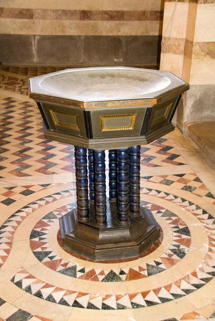 Das ganz im Jugendstil gehaltene Taufbecken in der Elisabethkapelle steht zentral vor dem dortigen Hauptaltar. Darunter ein Teil des überaus kunstvoll gestalteten Marmorfußbodens. | Foto: Wolfgang Linhart