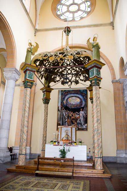 Der fein gearbeitete Baldachinaltar wurde aus Anlass des Eucharistischen Kongressen in Wien 1912 angefertigt und diente dann viele Jahre hier als Hochaltar. Heute steht er unmittelbar vor der Elisabethkapelle. | Foto: Wolfgang Linhart