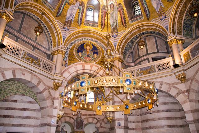 Der vergoldete Reifluster mit seinen zahlreichen Jugendstilgläsern dominiert die Kapelle | Foto: Wolfgang Linhart