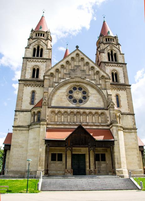 Frontansicht der dem Heiligen Franziskus geweihten und heute von Trinitariern betreuten Kaiserjubiläumskirche am Mexikoplatz in Wien 2. In die Kirche gelangt man durch den rechten Seiteneingang!
