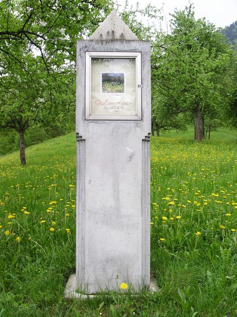 Friedensweg in Frastanz mit Textimpulsen und Bildern zum Thema Frieden. | Foto: Pfarre Frastanz