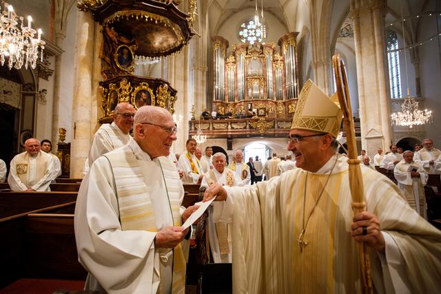 Gratulation: Bischof Wilhelm Krautwaschl gratuliert Prälat Leopold Städtler an dessen 70. Priesterweihetag