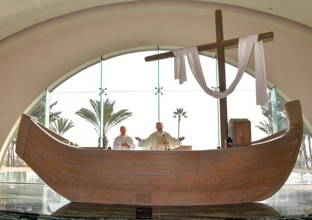 In Magdala, der Heimat von Maria Magdalena, ist der Altar einem Boot nachgebaut. | Foto: Meister