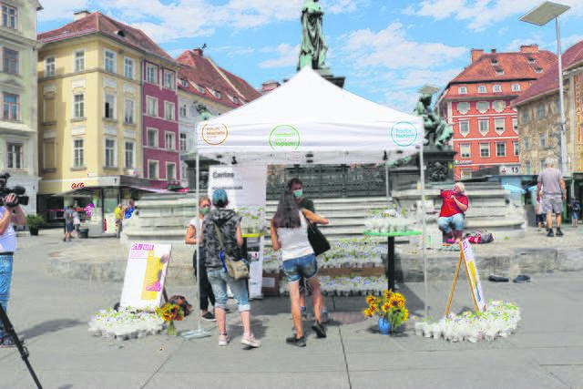 Am 21. Juli wurden Vorbeikommende unter dem Zelt der Caritas an den „Gedenktag für Drogenverstorbene“ erinnert.
