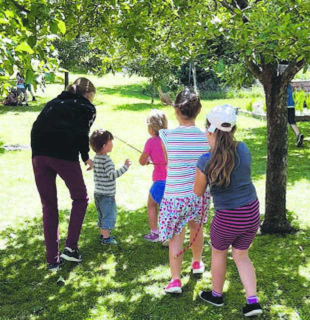 Beim Waldbaden am Stadtrand von Graz (oben) oder beim Seilziehen im Garten der Pfarre Zeltweg (links) – die Kinder hatten beim Ferien-Programm der Diözese Graz-Seckau und der Caritas sichtlich Spaß, wie auch die Rückmeldungen (siehe Spalte links) zeigen.