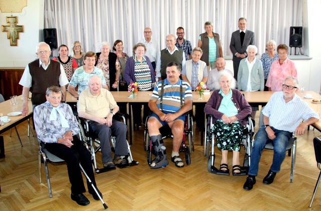 In froher Runde fanden sich auf Einladung der Pfarre und der Legio Mariens Rollator- und Rollstuhlfahrer mit ihren Betreuern zum alljährlichen „Christophorus-Treffen“ im Pfarrsaal von Gresten ein. Zu Beginn wurde eine heilige Messe gefeiert, in der Pfarrer Franz Sinhuber den heiligen Christophorus in seiner Predigt für jede Lebenssituation empfahl.  | Foto: Hans Karner