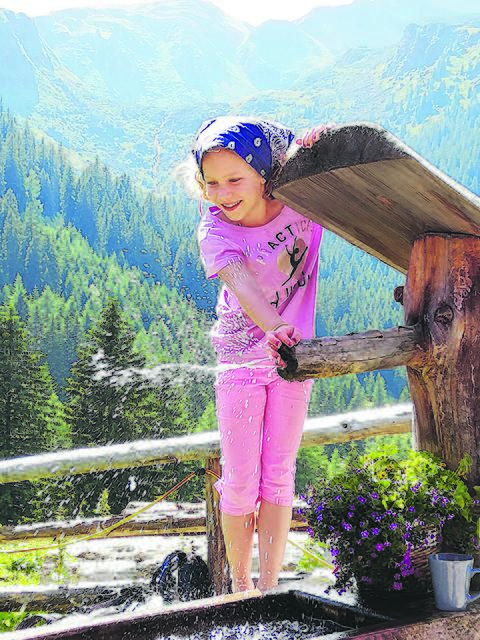 Nicht nur Arbeit, sondern auch Spaß gab es beim Bergwaldprojekt auf der Winkleralm. Die jüngsten Helferinnen waren acht Jahre alt. 
 | Foto: Wanek