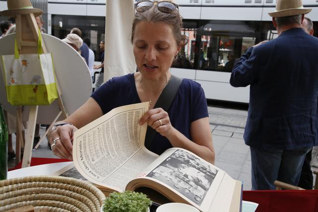 Beim Diözesanjubiläum 2018 nutzten viele PassantInnen der Kirchenmeile, einen Blick in verschiedene Jahrgänge des „Sonntagsblatt für Steiermark“ zu werfen. | Foto: Sophie Russegger