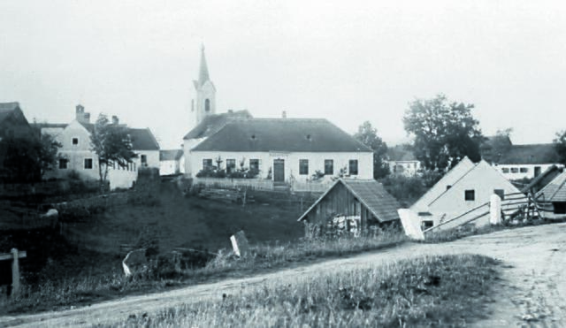 Eine Ansichtskarte zeigt Kühbach mit Ortskapelle und Schule.  | Foto: Privatarchiv / www.allentsteig.at