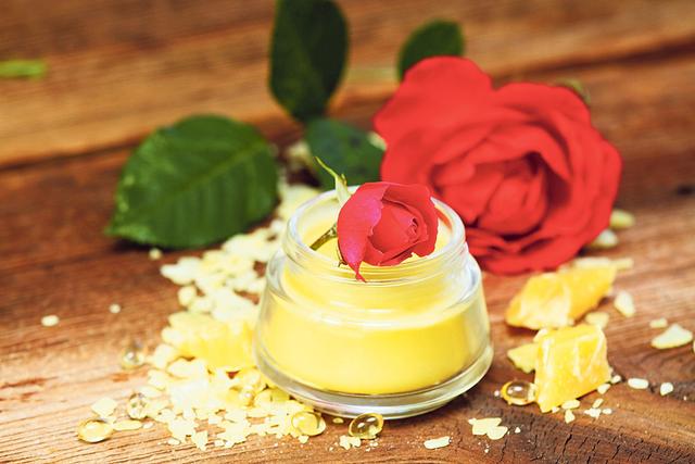 Rapsöl, Bienenwachs und frische oder getrocknete Rosenblätter: Rosenbalsam eignet sich gut für trockene, schuppige und rissige Haut. | Foto: iStock