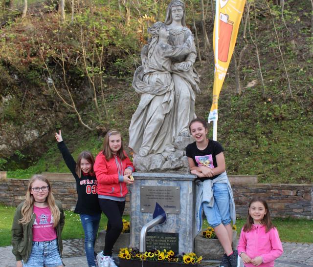 Auch die Jugend kommt gern zum Brunnen