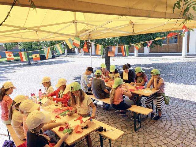 Japan-Tag: Die Kinder üben sich im Origami-Falten.  | Foto: Kaltenhauser