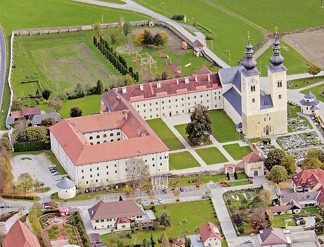 Blick auf das Gelände des Gurker Domes mit Schatzkammer (links), Jufa-Stiftshotel, Domladen und Kräutergarten. | Foto: Gert Eggenberger