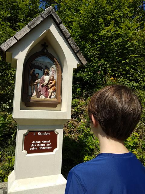 Der Kreuzweg beginnt gleich bei der Kirche am Hafnerberg. | Foto: aha
