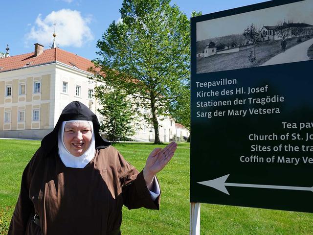 Priorin Sr. M. Magdalena (links) und ihre Mitschwestern beten am Ort des Geschehens. | Foto: E. Fürst