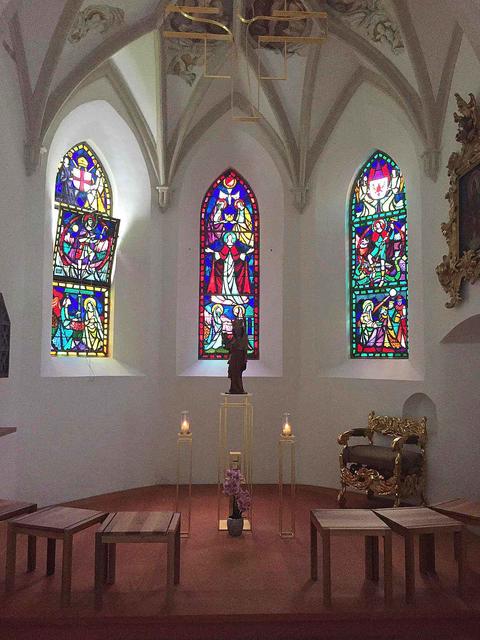 Die um 1200 errichtete Lindenkirche strahlt eine ganz besondere Atmosphäre aus.  | Foto: Kaltenhauser